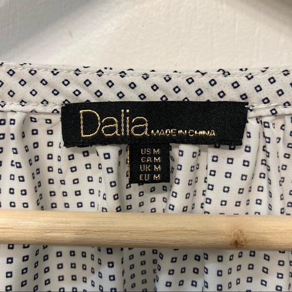 3/$30 Dalia White patterned blouse Size M - Picture 2 of 4